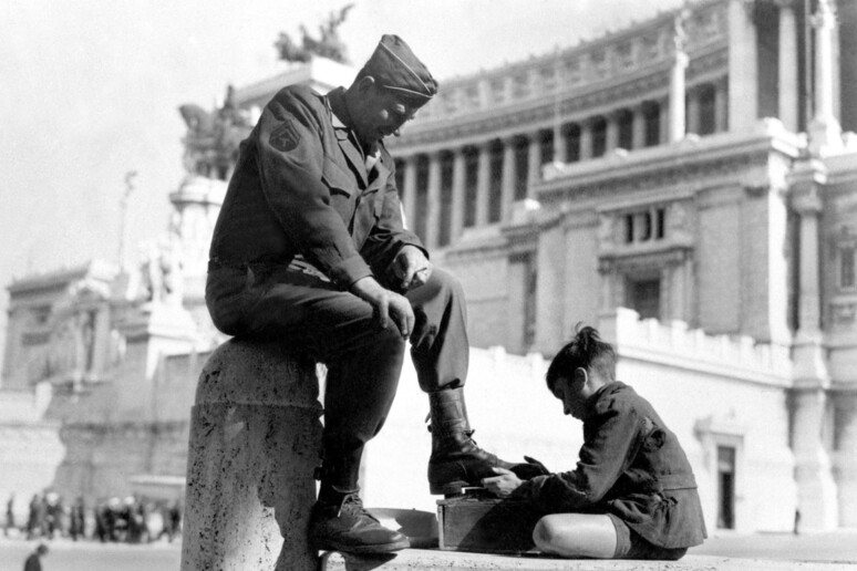 Uno sciuscia con un militare statunitense a piazza Venezia e Roma dopo la Liberazione avvenuta nel 1945