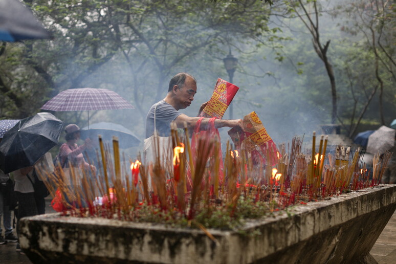 I Rituali Dei Fedeli Per La Festa Di Qingming A Hong Kong Curiosita