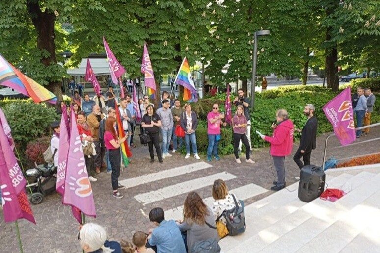 Sit In Delle Famiglie Arcobaleno A Trento Notizie Ansa It