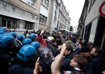 Momenti di tensione durante la protesta contro la visita del presidente del Consiglio Silvio Berlusconi