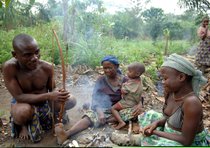 Una foto di archivio, scattata nella foresta di Ituri, nella Repubblica democratica del Congo, che mostra alcuni membri della comunita' di pigmei Bambuti