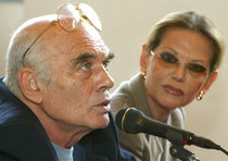 Il regista Pasquale Squitieri con la moglie Claudia Cardinale