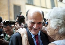 Pd, il segretario Bersani salutato da una sostenitrice