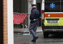 Un agente della polizia e l'ambulanza davanti al palazzo dal quale un uomo si e' gettato dalla  finestra del sesto piano con i due figli piccoli
