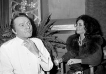 Richard Burton e Liz Taylor , il 3 gennaio 1973 sul set del film 'Il Viaggio'