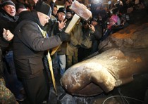 Ucraina: abbattuta statua Lenin a Kiev