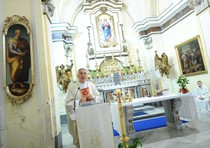 Un momento della messa celebrata dal parroco, don Franco Rapullino, nella chiesa di Santa Maria della Neve a Napoli, dichiarata inagibile