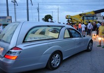 Guida carro funebre senza patente, denunciato