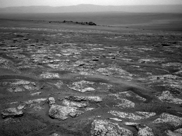 Il paesaggio marziano nelle immagini riprese dal rover della Nasa Opportunity, mentre si avvicina al cratere Endeavour (fonte: NASA/ JPL-Caltech)