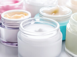 È vero che usare le creme anti-age da adolescenti può ridurre i danni da invecchiamento cutaneo?