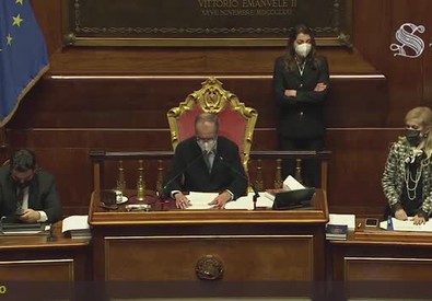 Senato, mozione sugli spostamenti a Natale: urla e fischi durante il voto