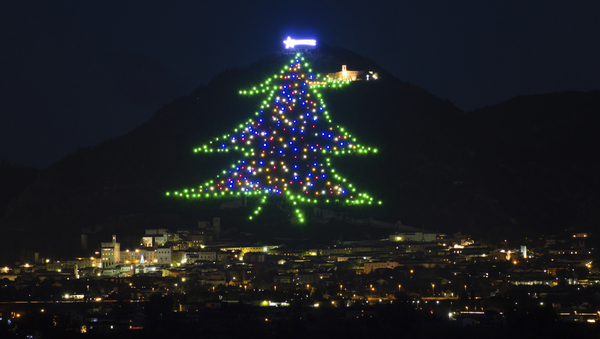 Immagini Di Stelle Comete Natalizie.Presepi Alberoni E Maxi Stelle Comete Natale In Umbria In Italia Ansa It