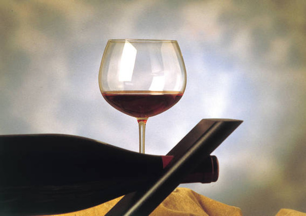 Un bicchiere di vino rosso in una foto d'archivio © ANSA
