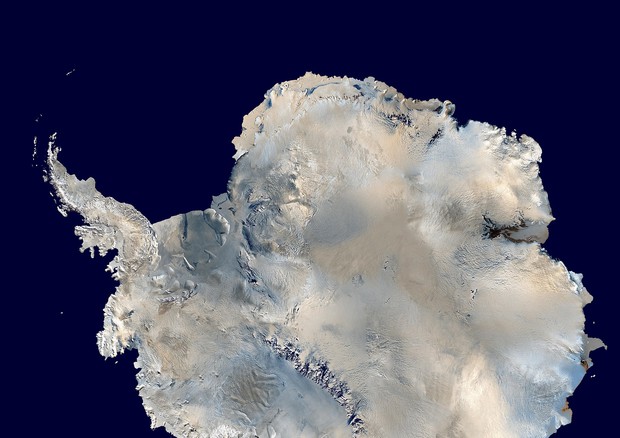 La calotta antartica vista dal satellite (fonte: Dave Pape) © Ansa