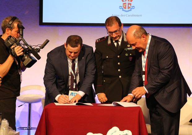 Il presidente dell'Anbi Francesco Vincenzi (a sinistra) e il Commissario Generale di Brigata dei Carabinieri Giuseppe Vadalá © Ansa