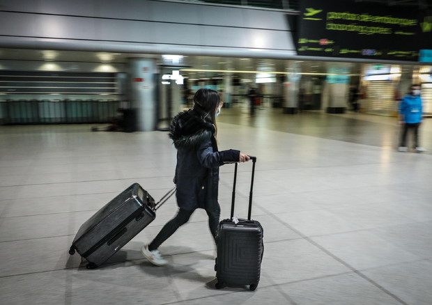 Passeggeri in un aeroporto © EPA