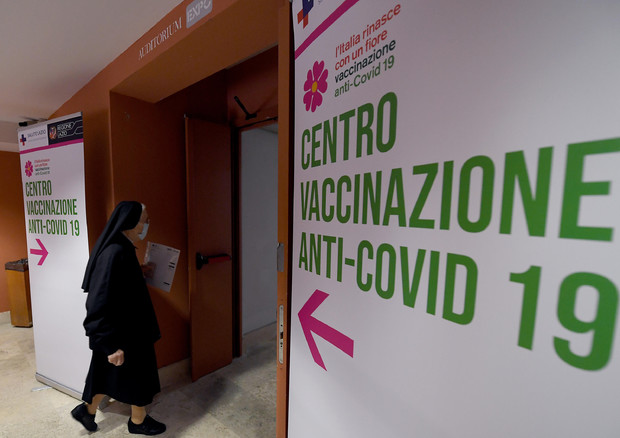Un centro vaccinale nel Lazio © ANSA