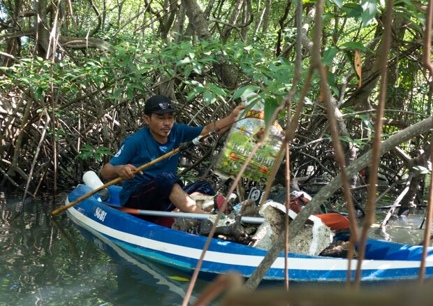 Un pescatore a Bali raccoglie rifiuti dal mare (Us Ogyre) © Ansa