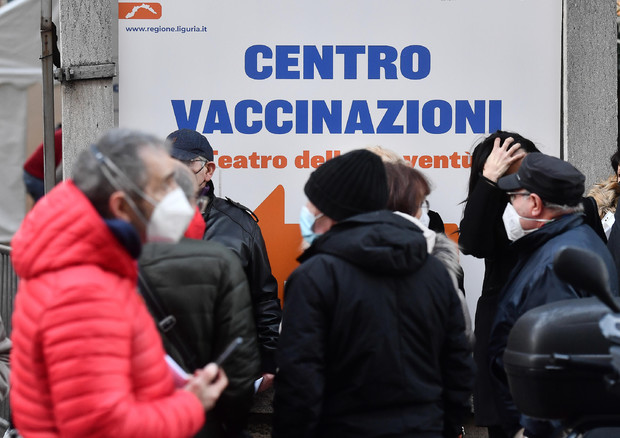 Un centro vaccinale © ANSA