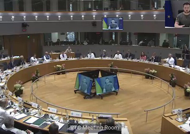 Il presidente ucraino Volodymyr Zelensky collegato in video alla sala del Consiglio Europeo a Bruxelles © ANSA