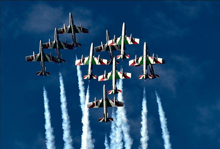 Le Frecce Tricolori sono nel libro dei Guinness, il record della pattuglia  acrobatica certificato a Rimini