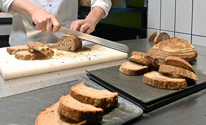 Pane e biscotti alla farina di grillo in tavola, rabbia del 'Made