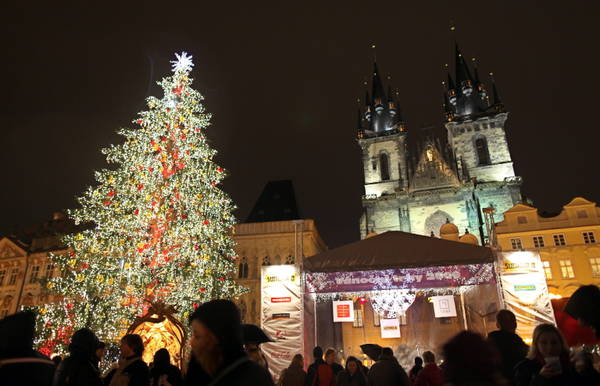 Immagini Di Praga A Natale.Praga L Albero Di Natale Nella Citta Vecchia Foto Del Giorno Ansa It