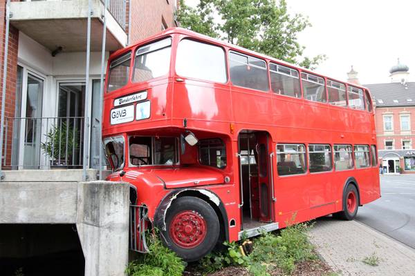 Germania Storico Bus A Due Piani Inglese Contro Una Casa Curiosita Ansa It