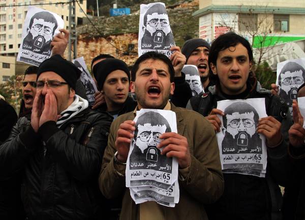 Folla chiede la liberazione di  Khader Adnan.