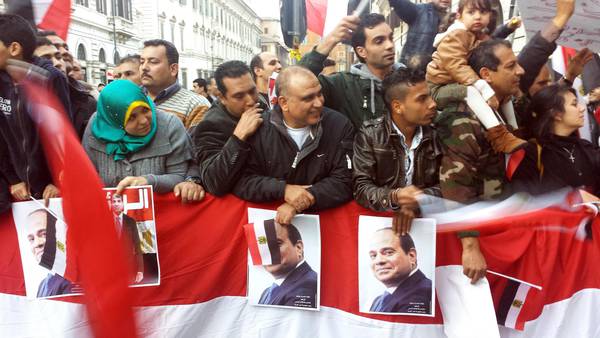 Sisi a Roma. Egiziani in piazza Santi Apostoli manifestano a sostegno del presidente in visita