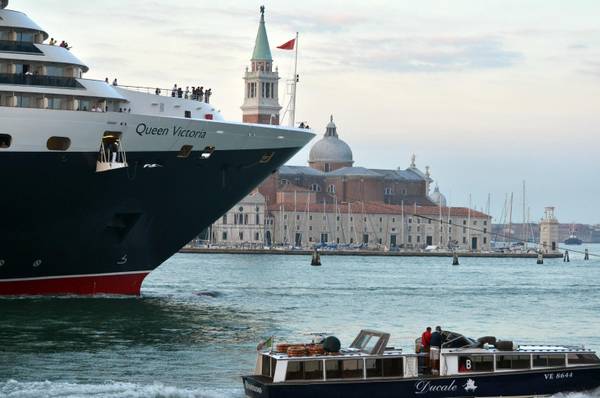 Venezia:Grandi navi;Comitato del no,contrari porto in laguna