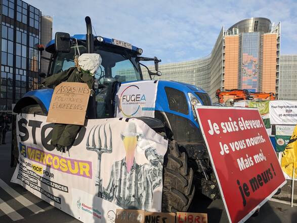 Trattori in piazza a Bruxelles contro l'accordo Ue-Mercosur