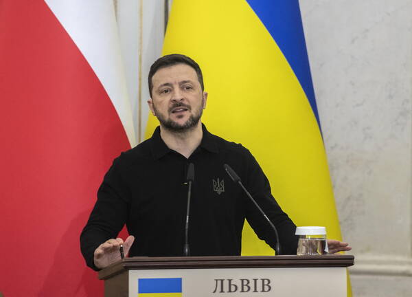 Zelensky: Non riusciremo a riprenderci Crimea e Donbass