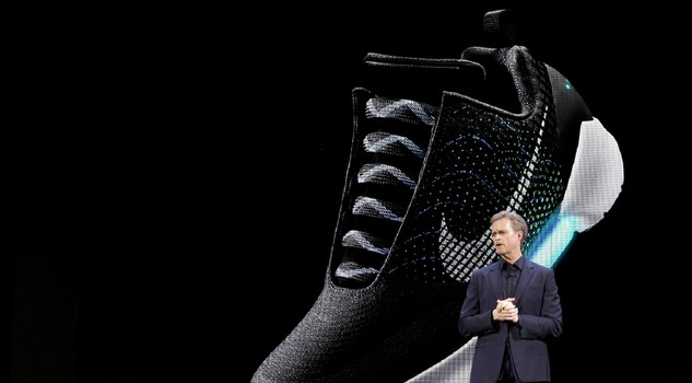 Svolta Nike, arrivano scarpe che si allacciano da sole. Guarda il video -  Accessori - Moda - Lifestyle