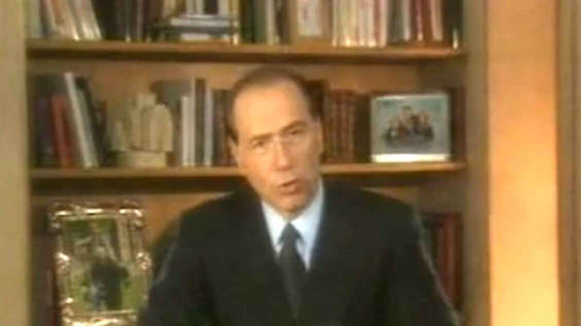 Un fermoimmagine del videomessaggio di Silvio Berlusconi con cui annuncia la sua ''discesa in campo'' nel 1994.