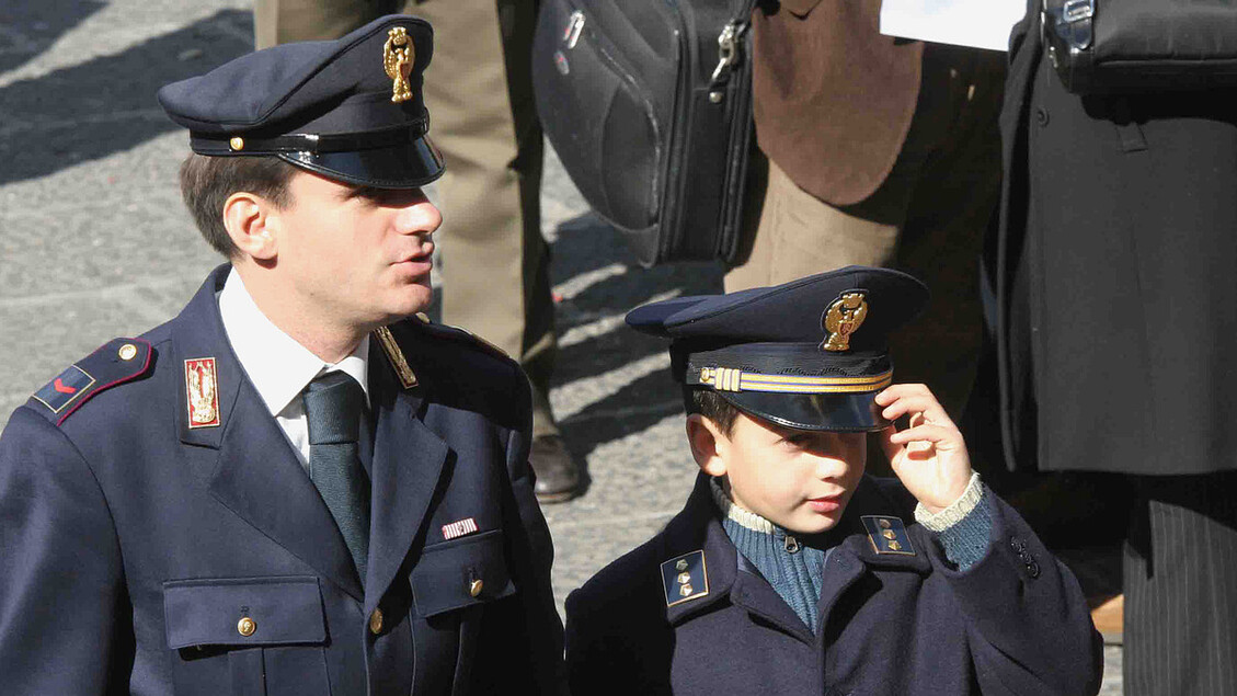 Ai funerali del papa' indossa un cappello e un soprabito da ispettore di polizia Alessio Raciti, il figlio dell'ispettore ucciso