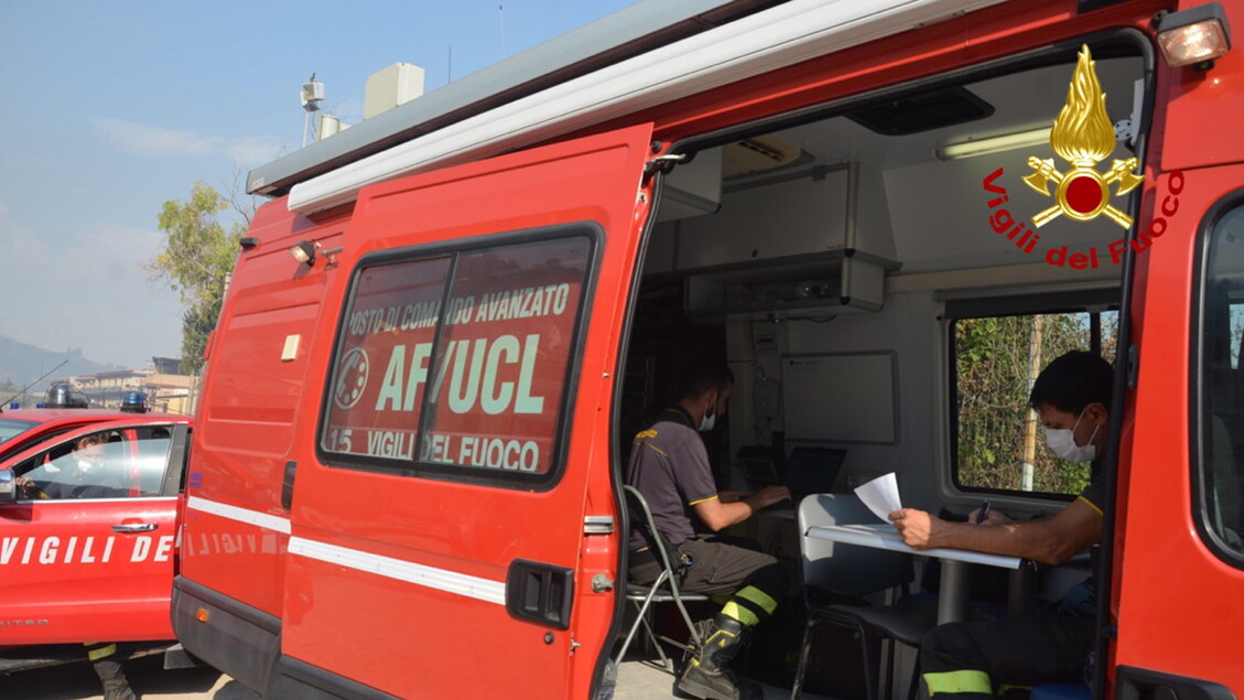 A fuoco due auto a Palermo, 15 intossicati per il fumo