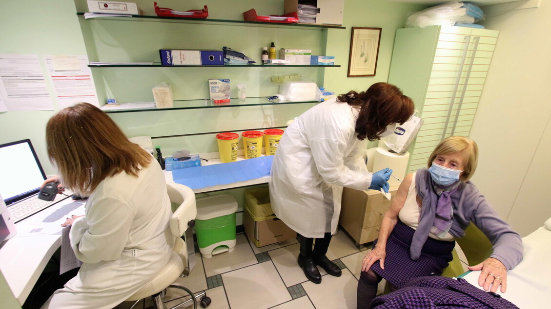 Covid, in Italia 5,8% degli over-80 vaccinati questo inverno