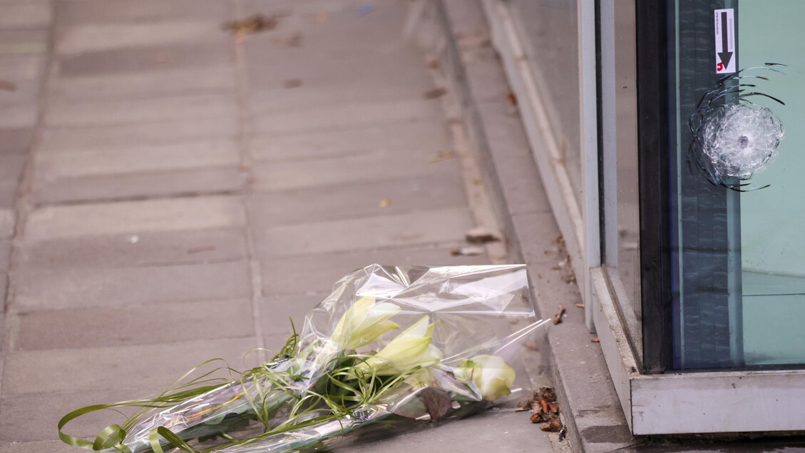 L 'androne del palazzo dove è stato ucciso un tifoso svedese © ANSA/EPA