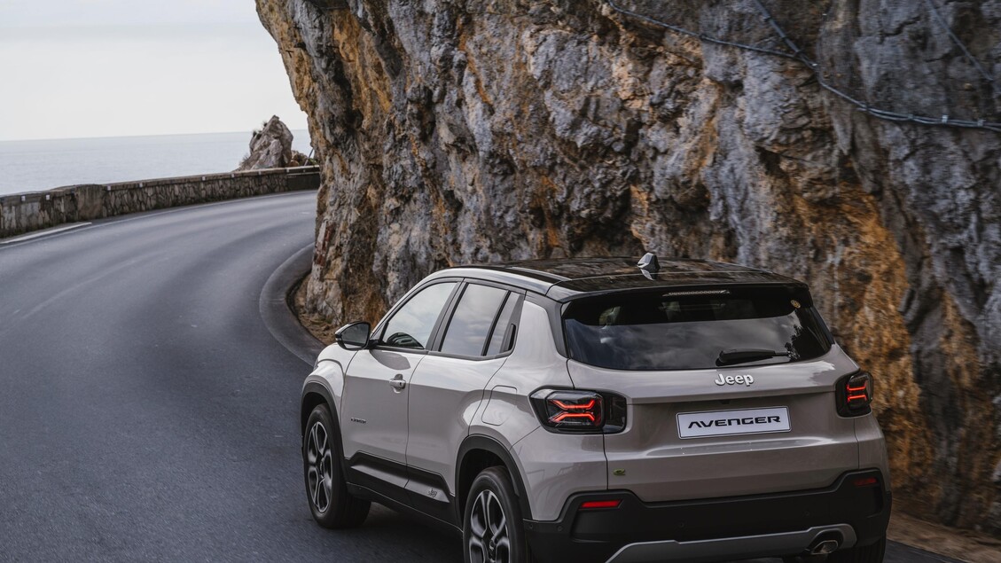 Alla gamma Jeep Avenger si aggiunge la versione e-Hybrid © ANSA/Web