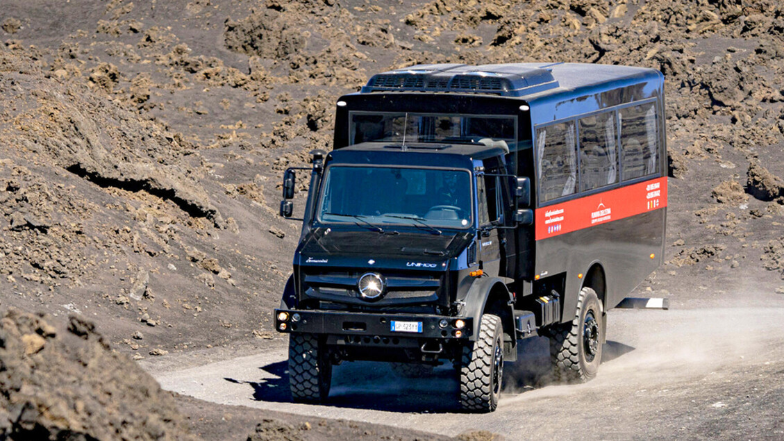 Comodi e sicuri bus Unimog U 5023 per ammirare le pendici dell 'Etna © ANSA/Daimler Trucks Italia