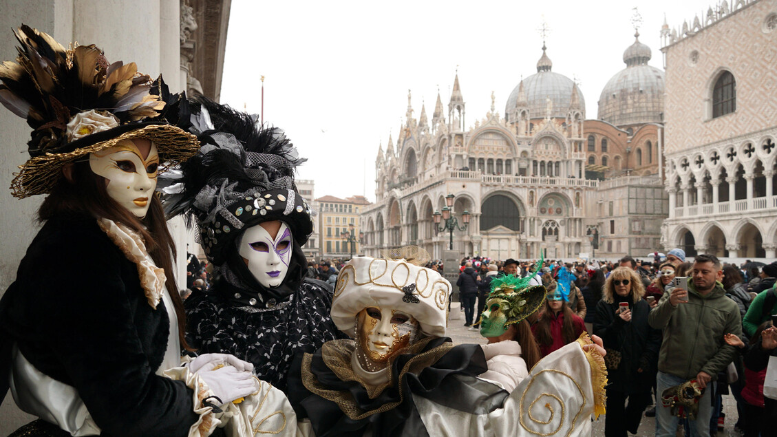 Carnevale Venezia, a San Marco tutti i costumi d'Italia