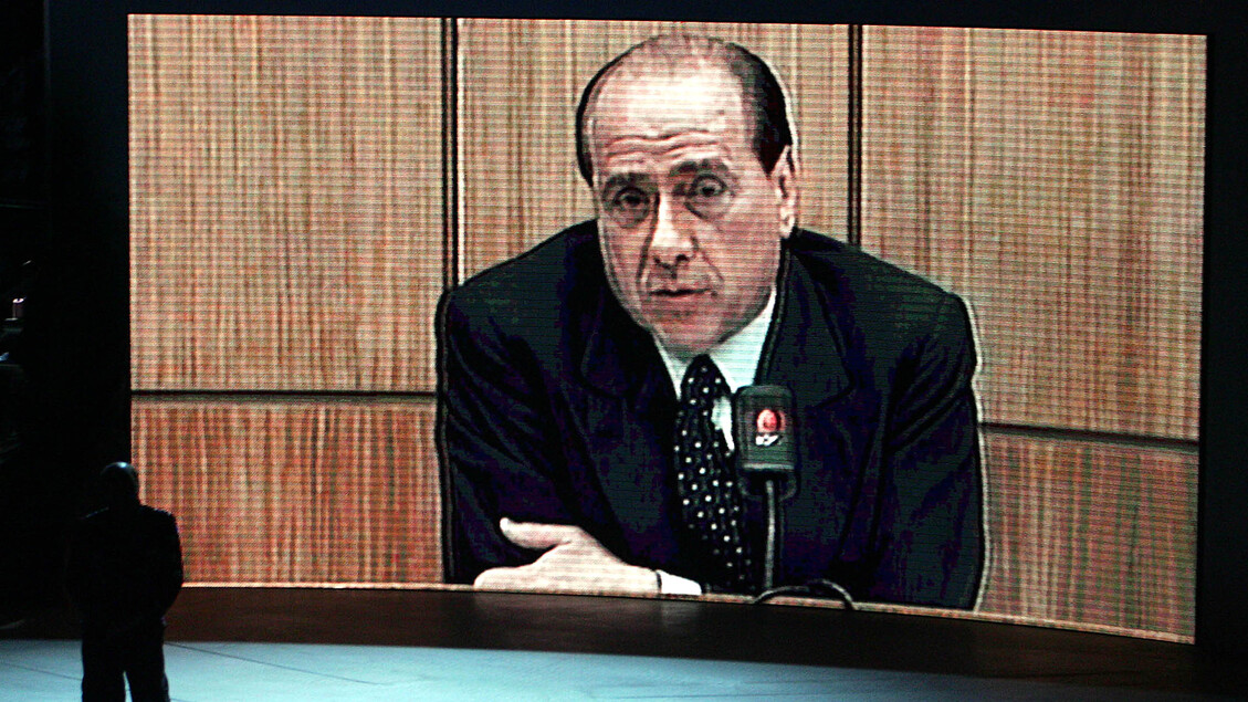 Il 18 aprile 2002, durante una conferenza stampa in occasione di una visita ufficiale a Sofia, capitale della Bulgaria, Silvio Berlusconi parlò dell’uso "criminoso" della tv dei giornalisti Enzo Biagi e Michele Santoro e del comico Daniele Luttazzi