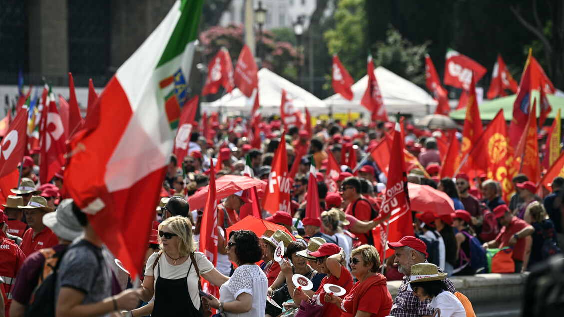 La manifestazione della Cgil e delle associazioni a Roma - RIPRODUZIONE RISERVATA