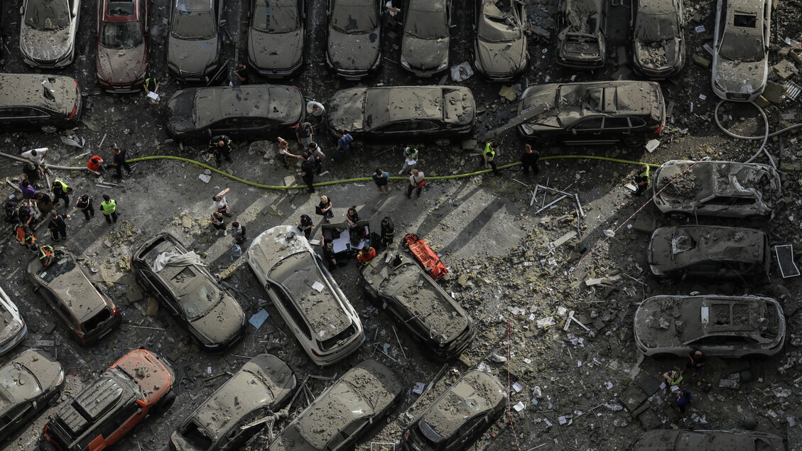 At least three killed as rocket fragments hit high-rise building in Kyiv - RIPRODUZIONE RISERVATA