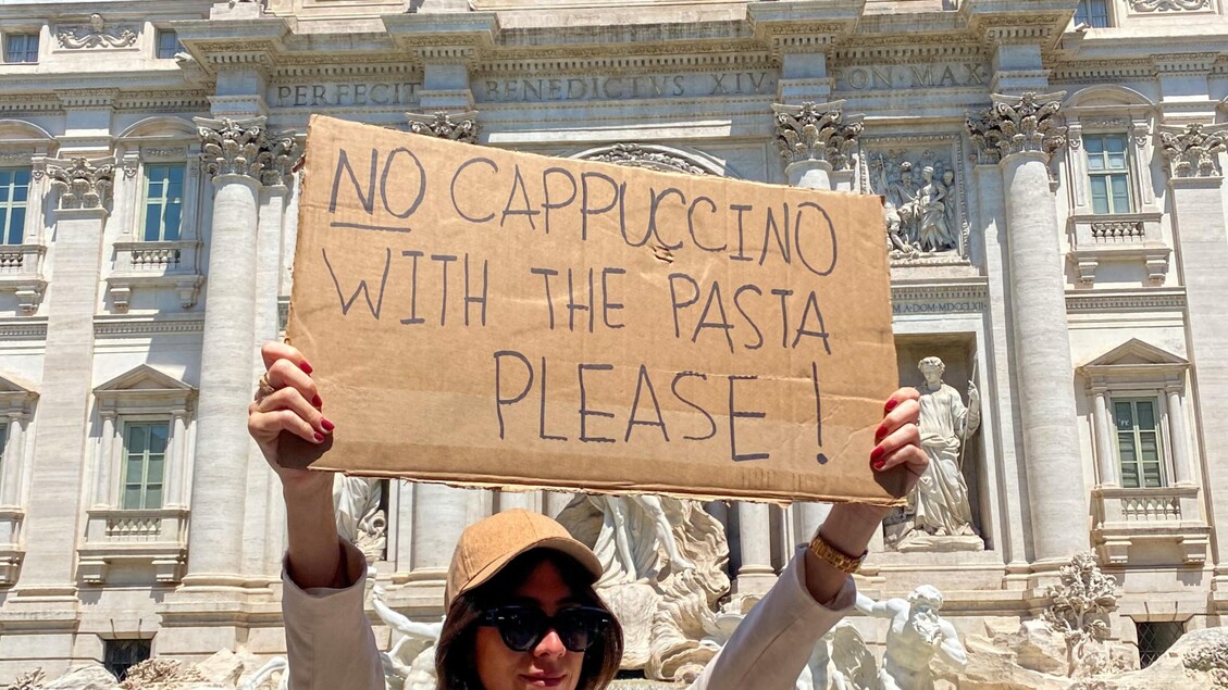 Il Popolo Della Pastasciutta Si Ribella, Cartelli A Fontana Di Trevi ...