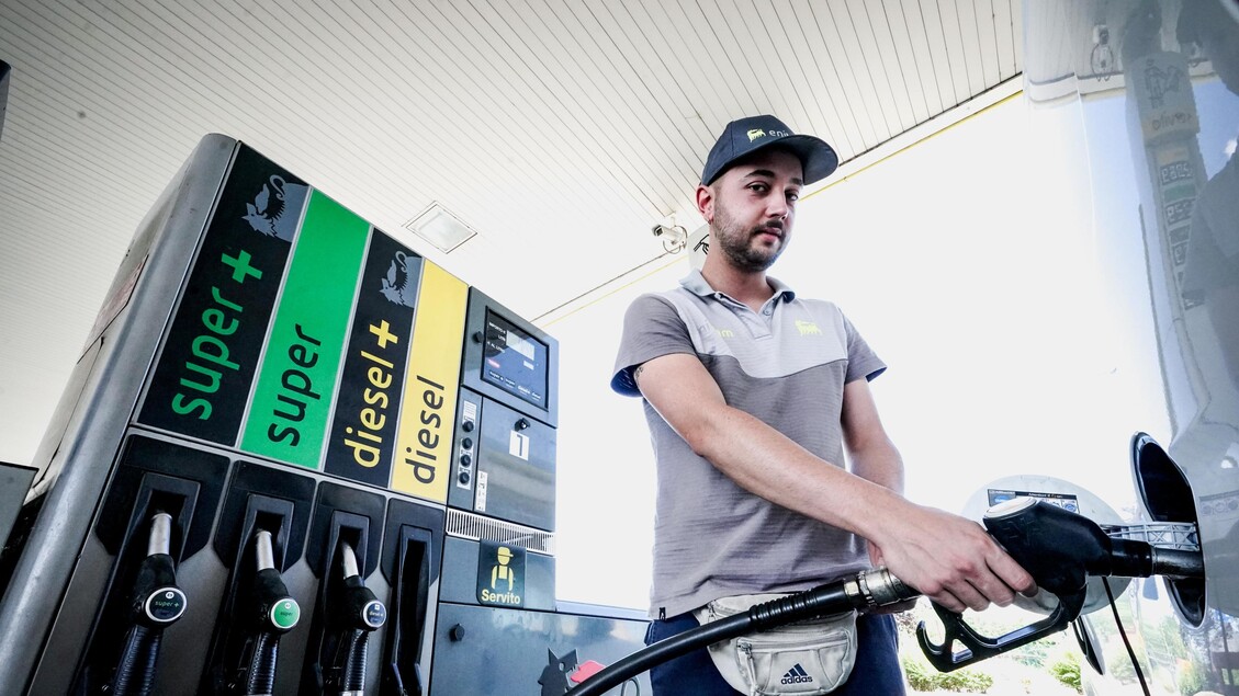 Il prezzo dei carburanti in calo da due settimane