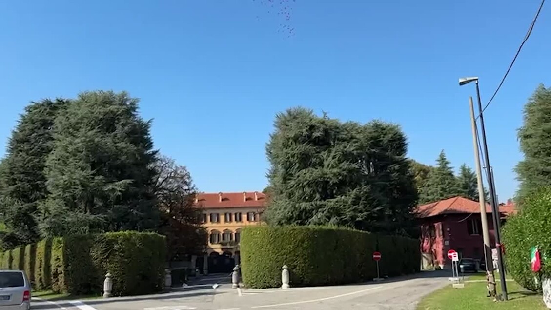 Milano, la Darsena si riempie di palloncini rossi per i 10 anni di casa  Vidas - la Repubblica