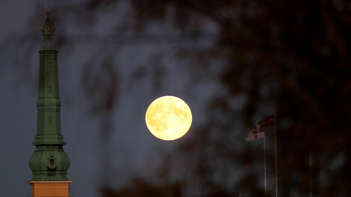 La Superluna vista da Riga