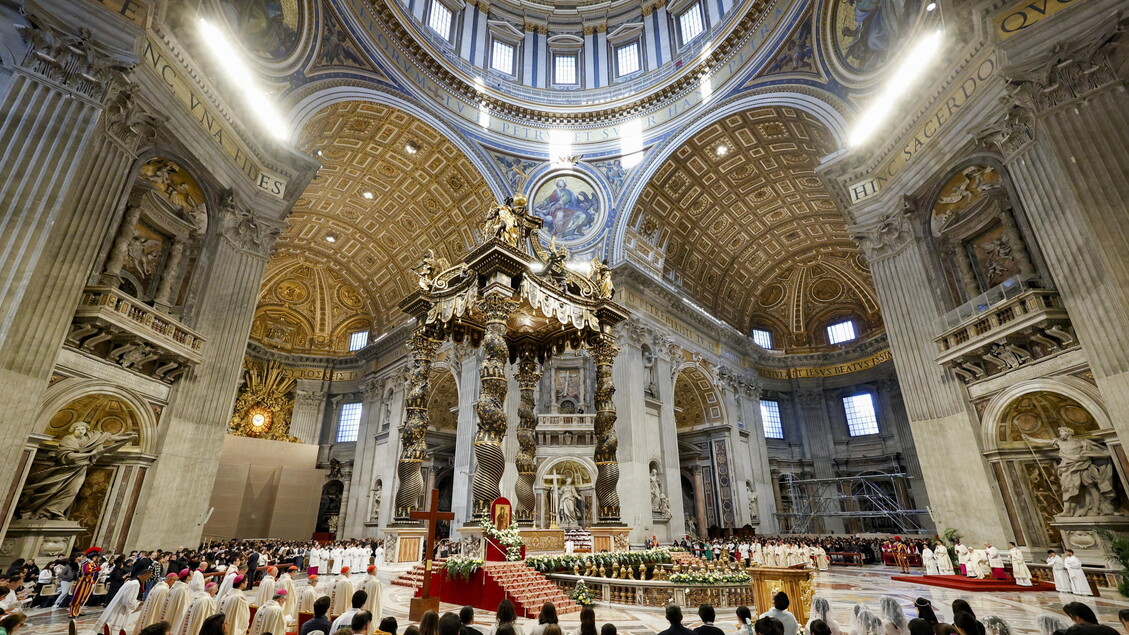 Entra a San Pietro e danneggia sei candelabri, bloccato